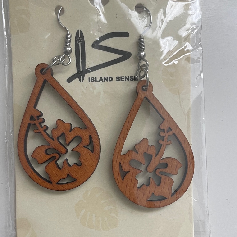 Hawaiian Island Sense Wooden Teardrop Hibiscus Earrings